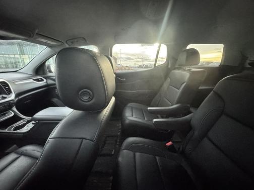 2023 GMC Acadia AWD SLT