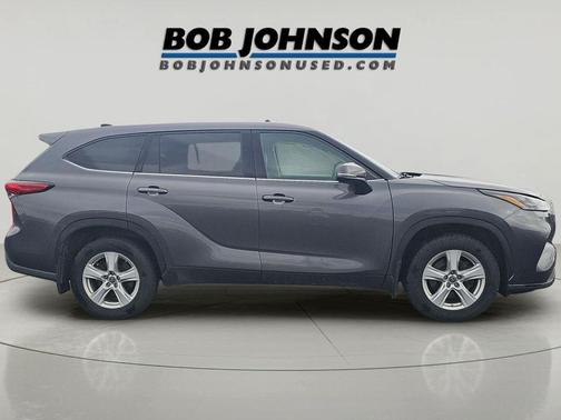 Magnetic Gray Metallic 2022 Toyota Highlander LE