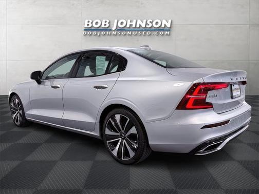 2022 Volvo S60 T5 Momentum
