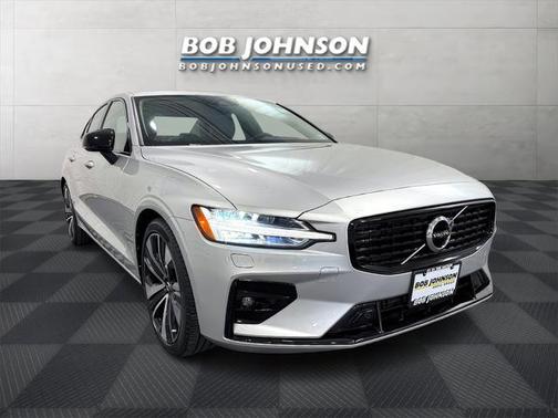 2022 Volvo S60 T5 Momentum
