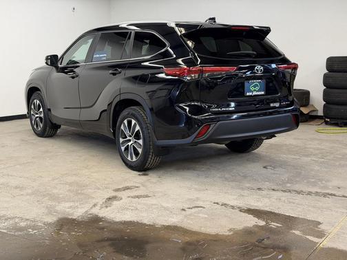 Midnight Black Metallic 2023 Toyota Highlander XLE