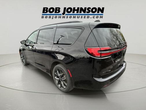 Diamond Black Crystal Pearlcoat 2024 Chrysler Pacifica Limited