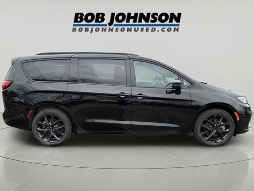 Diamond Black Crystal Pearlcoat 2024 Chrysler Pacifica Limited