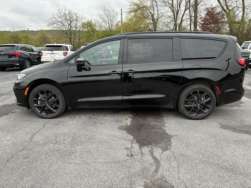 Diamond Black Crystal Pearlcoat 2024 Chrysler Pacifica Limited