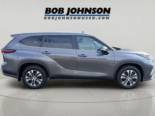 Magnetic Gray Metallic 2025 Toyota Highlander XLE