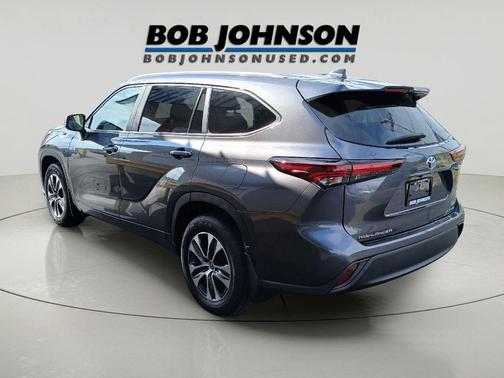 Magnetic Gray Metallic 2025 Toyota Highlander XLE