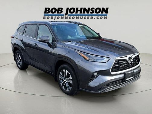 Magnetic Gray Metallic 2025 Toyota Highlander XLE