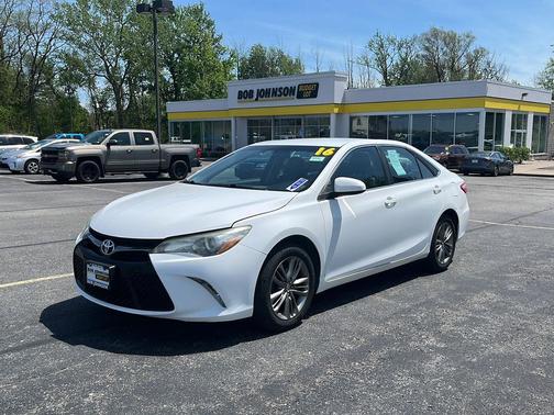 Super White 2016 Toyota Camry SE