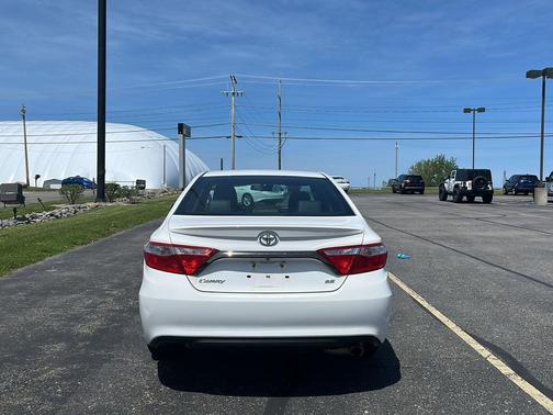 Super White 2016 Toyota Camry SE