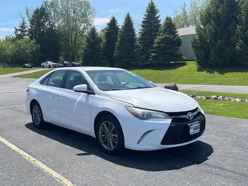 Super White 2016 Toyota Camry SE