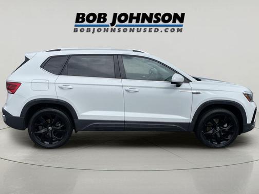 Pure White 2023 Volkswagen Taos 1.5T SE