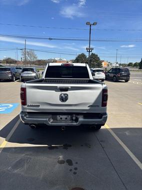 Ivory White Tri-Coat Pearlcoat 2019 RAM 1500 Laramie