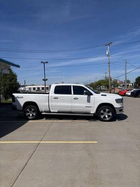Ivory White Tri-Coat Pearlcoat 2019 RAM 1500 Laramie