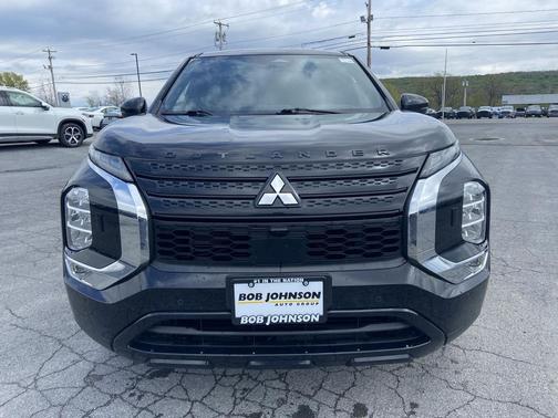 Labrador Black Pearl 2022 Mitsubishi Outlander Black Edition S-AWC
