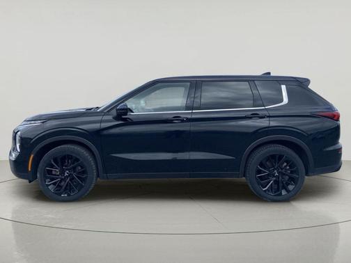 Labrador Black Pearl 2022 Mitsubishi Outlander Black Edition S-AWC