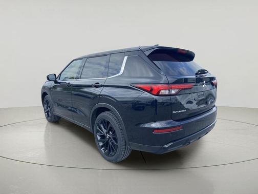 Labrador Black Pearl 2022 Mitsubishi Outlander Black Edition S-AWC