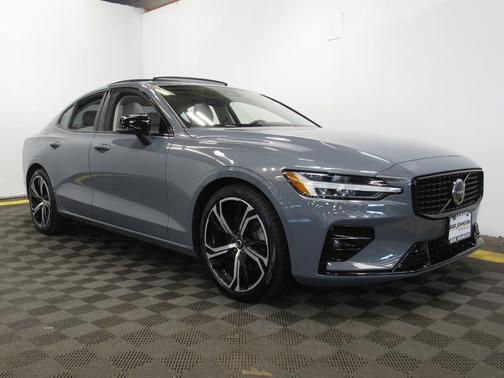 Thunder Grey Metallic 2023 Volvo S60 B5 Plus Dark Theme