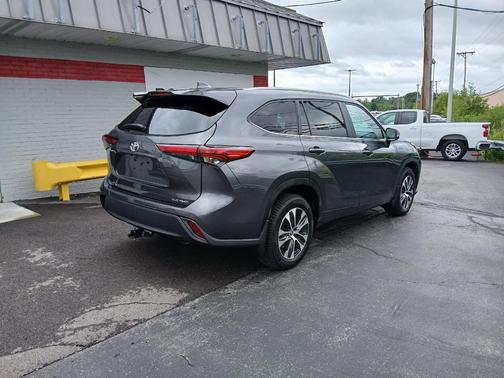 Magnetic Gray Metallic 2023 Toyota Highlander XLE