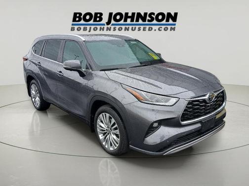 Magnetic Gray Metallic 2024 Toyota Highlander Platinum