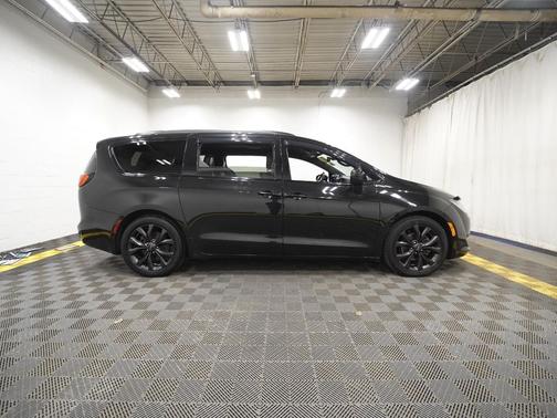 Brilliant Black Crystal Pearlcoat 2018 Chrysler Pacifica Touring-L Plus
