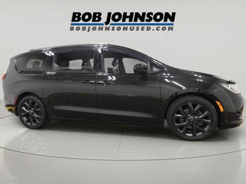 Brilliant Black Crystal Pearlcoat 2018 Chrysler Pacifica Touring-L Plus