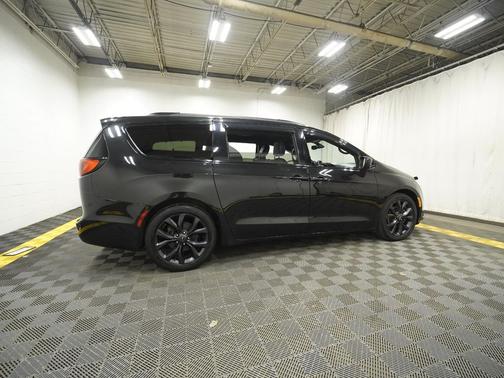 Brilliant Black Crystal Pearlcoat 2018 Chrysler Pacifica Touring-L Plus