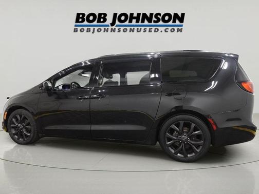 Brilliant Black Crystal Pearlcoat 2018 Chrysler Pacifica Touring-L Plus
