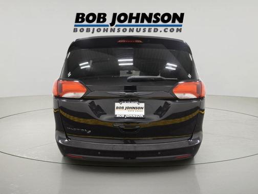 Brilliant Black Crystal Pearlcoat 2018 Chrysler Pacifica Touring-L Plus