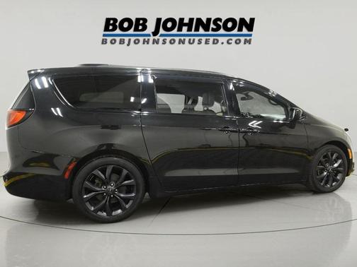 Brilliant Black Crystal Pearlcoat 2018 Chrysler Pacifica Touring-L Plus