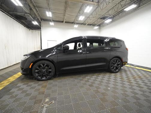 Brilliant Black Crystal Pearlcoat 2018 Chrysler Pacifica Touring-L Plus