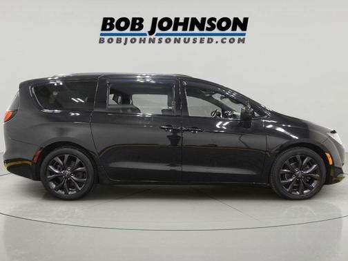 Brilliant Black Crystal Pearlcoat 2018 Chrysler Pacifica Touring-L Plus