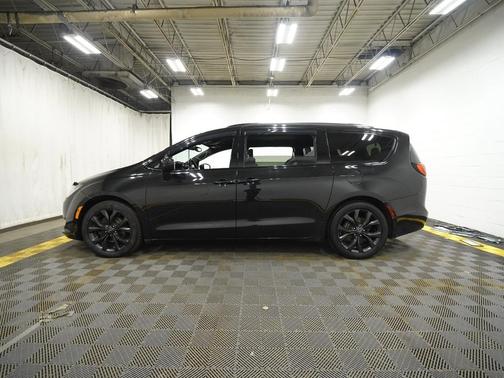 Brilliant Black Crystal Pearlcoat 2018 Chrysler Pacifica Touring-L Plus