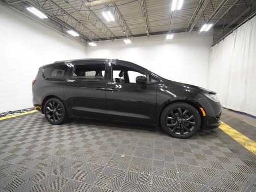Brilliant Black Crystal Pearlcoat 2018 Chrysler Pacifica Touring-L Plus