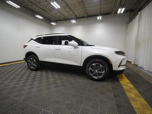 Iridescent Pearl Tricoat 2023 Chevrolet Blazer 2LT