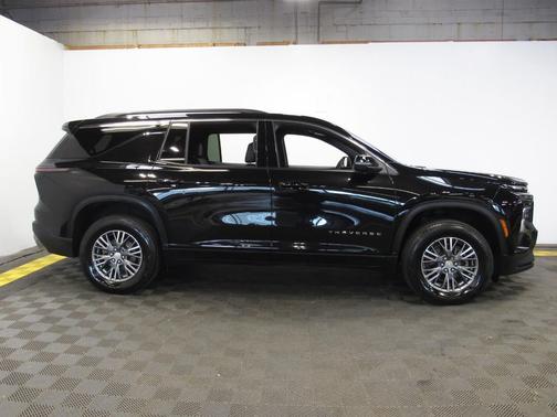Mosaic Black Metallic 2025 Chevrolet Traverse LT
