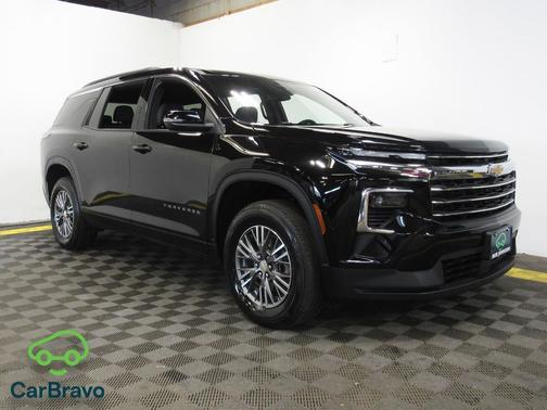 Mosaic Black Metallic 2025 Chevrolet Traverse LT