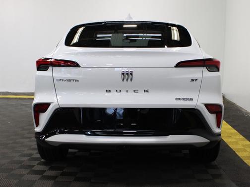 Summit White 2024 Buick Envista Sport Touring FWD