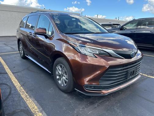 2023 Toyota Sienna LE