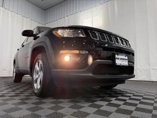 Diamond Black Crystal Pearlcoat 2020 Jeep Compass Latitude