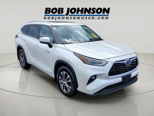 Blizzard Pearl 2021 Toyota Highlander Hybrid XLE