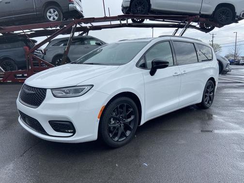 Bright White Clearcoat 2024 Chrysler Pacifica Limited
