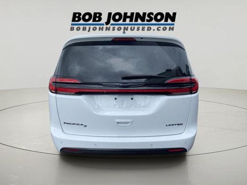 Bright White Clearcoat 2024 Chrysler Pacifica Limited