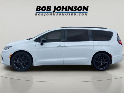 Bright White Clearcoat 2024 Chrysler Pacifica Limited