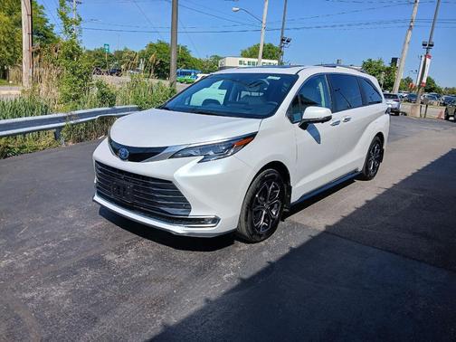 Wind Chill Pearl 2025 Toyota Sienna Platinum