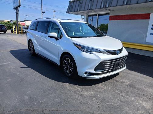 Wind Chill Pearl 2025 Toyota Sienna Platinum