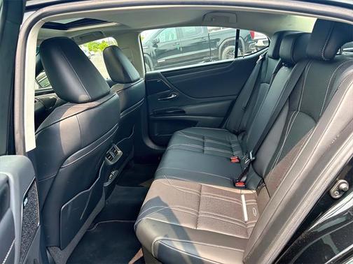 2022 Lexus ES 300h Luxury