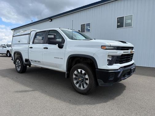 Summit White 2026 Chevrolet Silverado 2500 Custom