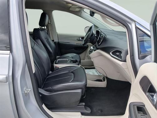Silver Mist Clearcoat 2023 Chrysler Pacifica Touring L