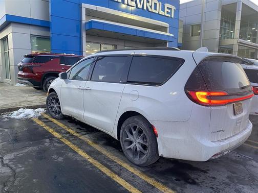 2022 Chrysler Pacifica Touring L