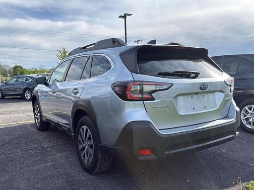 Ice Silver Metallic 2023 Subaru Outback Premium